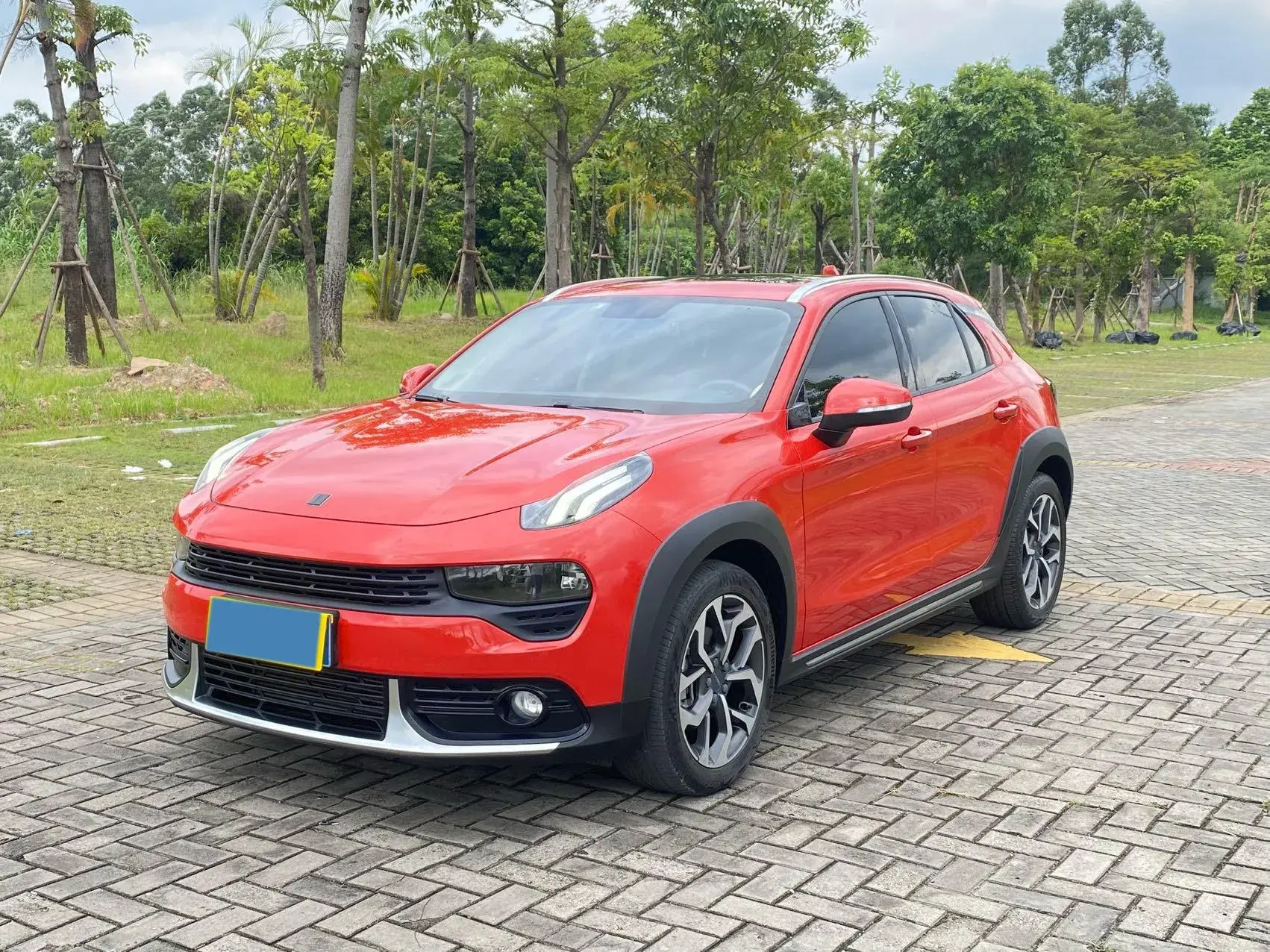 2019 LYNK&CO 02 view 1
