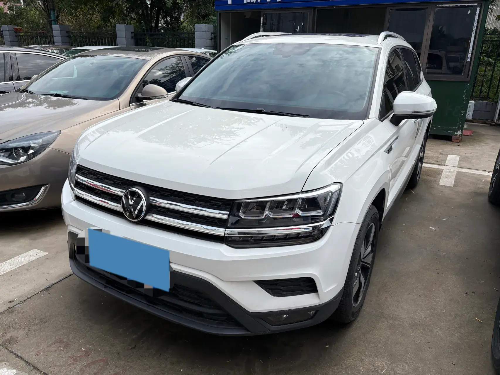 2021 VOLKSWAGEN THARU view 1