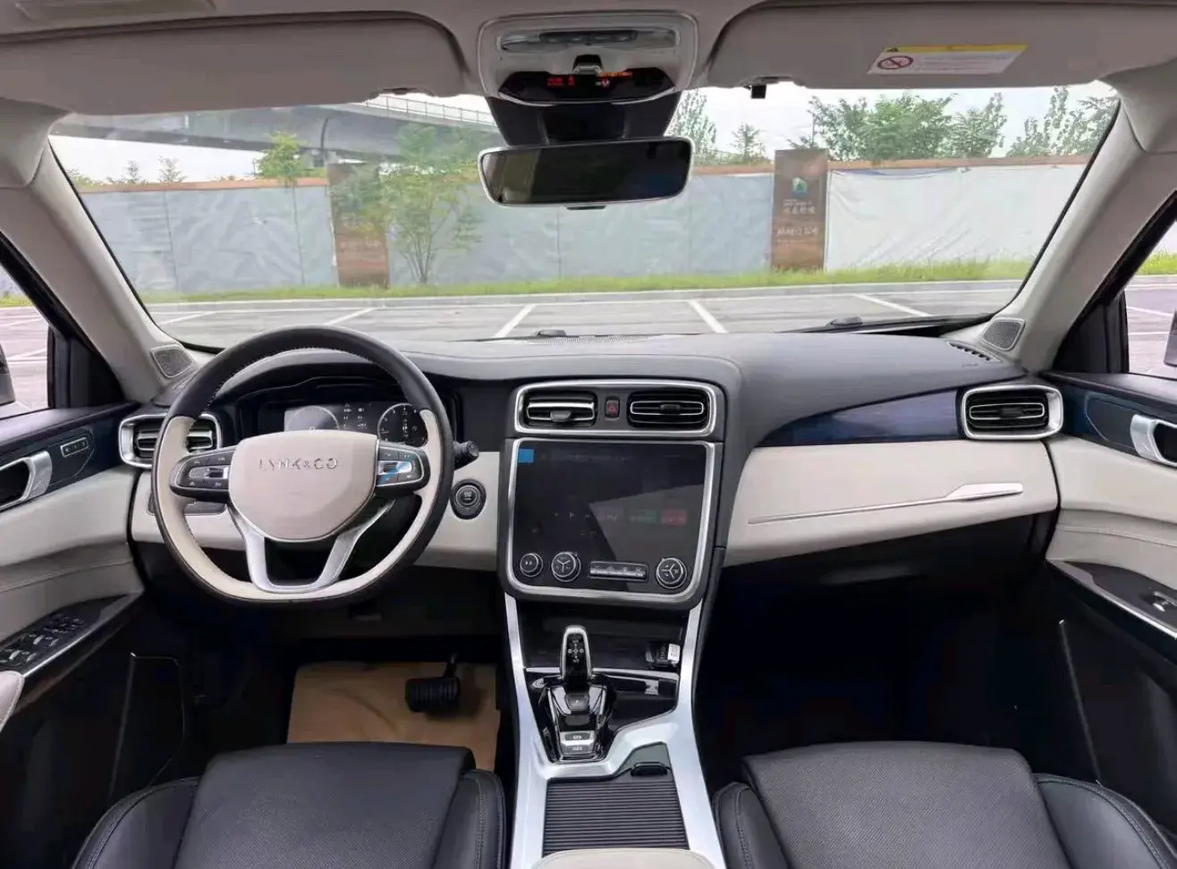 2017 LYNK&CO 01 thumbnail 4