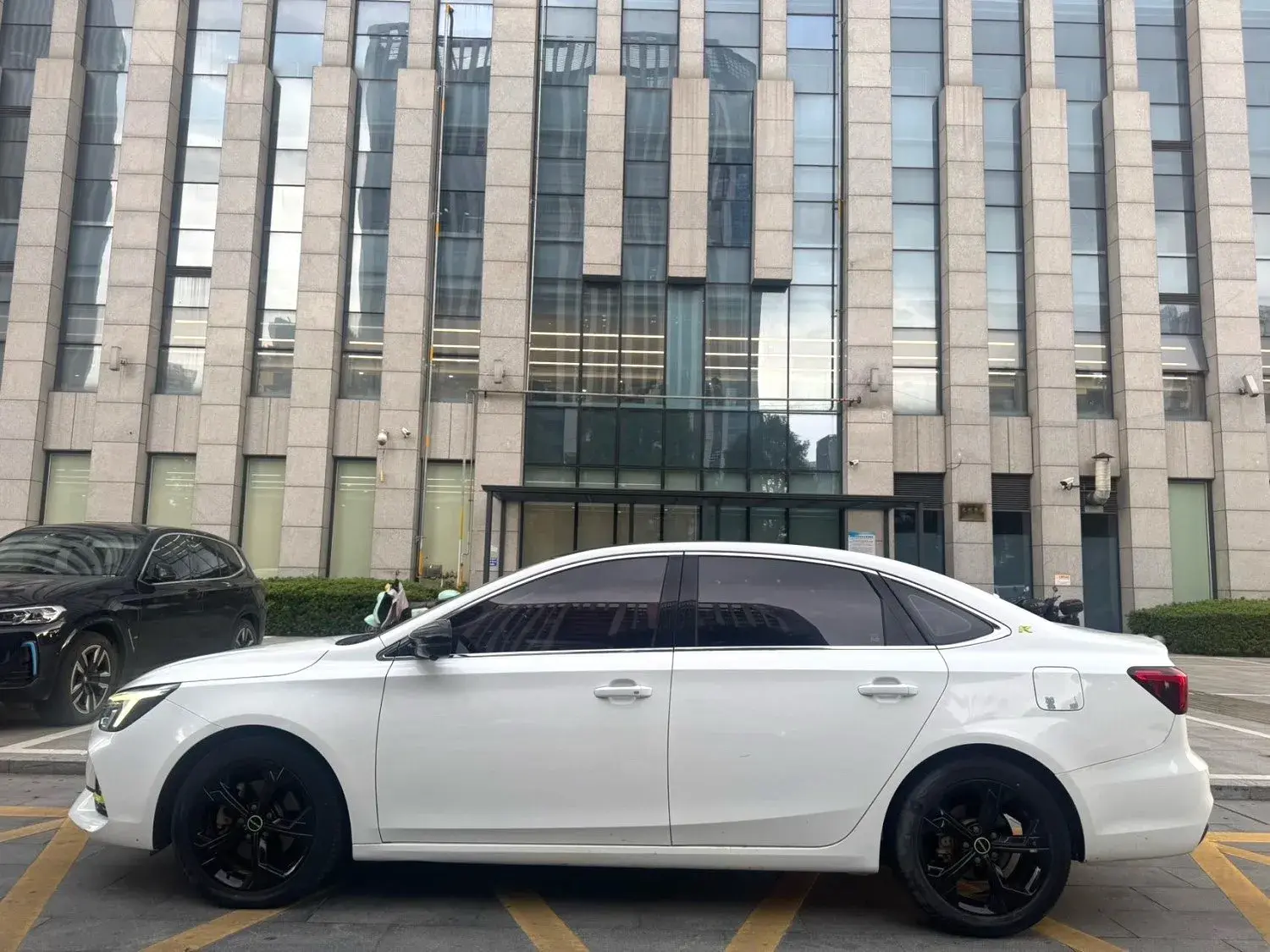 2020 ROEWE I6 thumbnail 3
