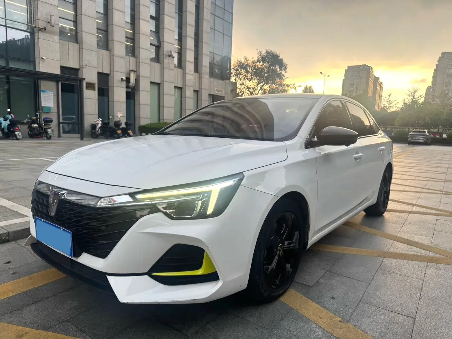 2020 ROEWE I6 view 1