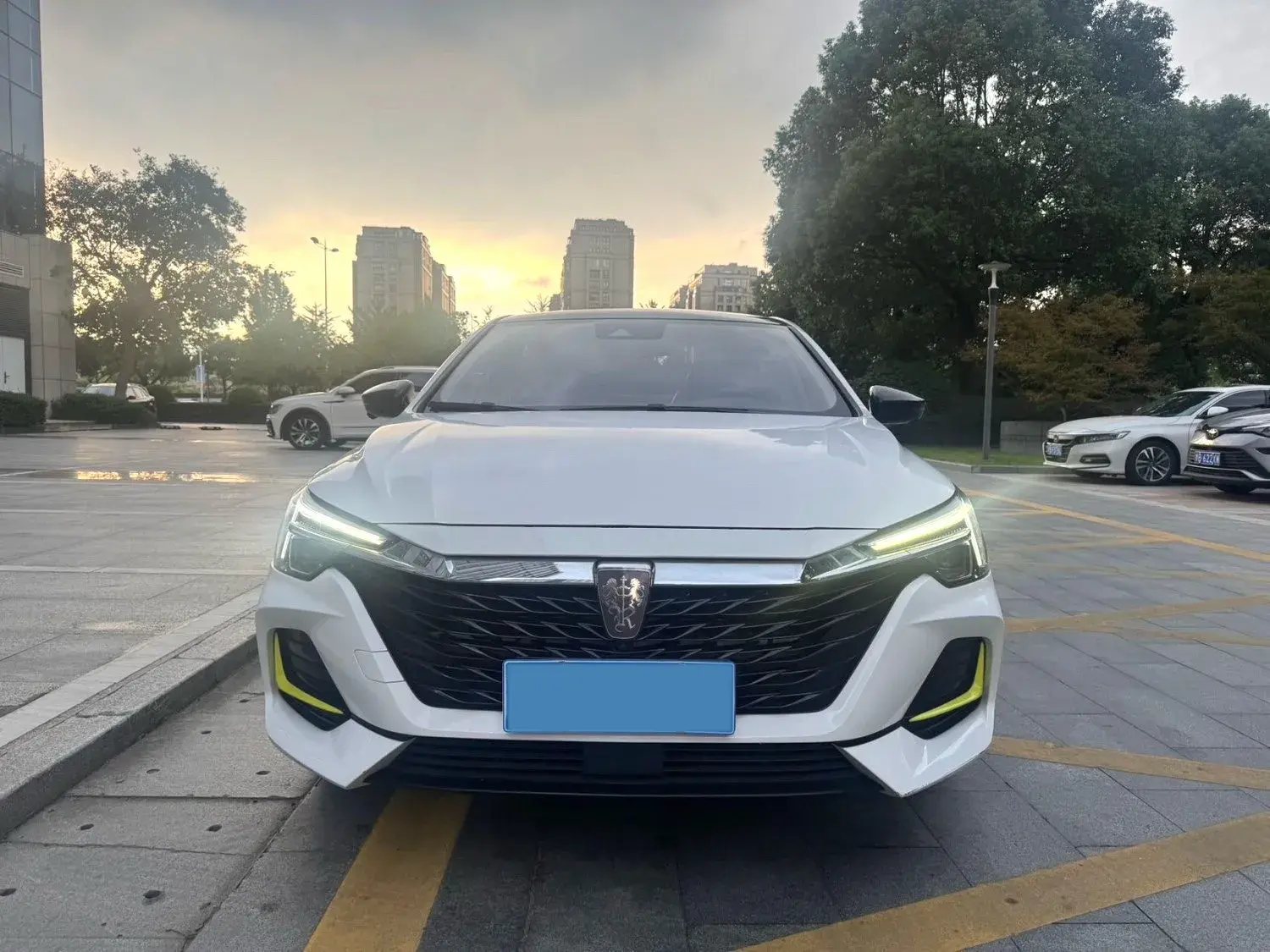2020 ROEWE I6 thumbnail 2