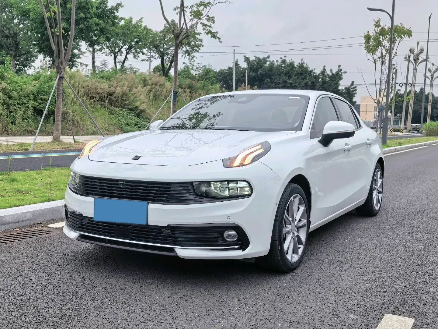 2019 LYNK&CO 03 view 1