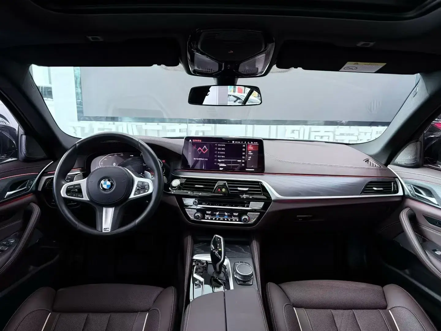 2021 BMW 5 thumbnail 4