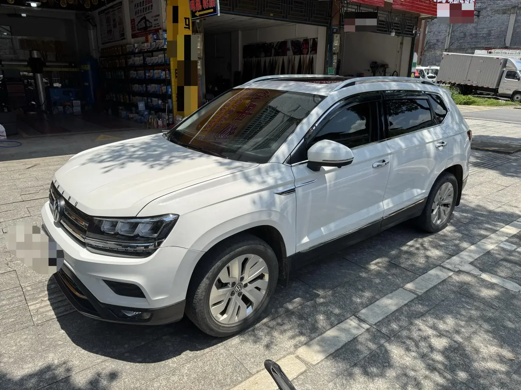 2019 VOLKSWAGEN THARU view 1