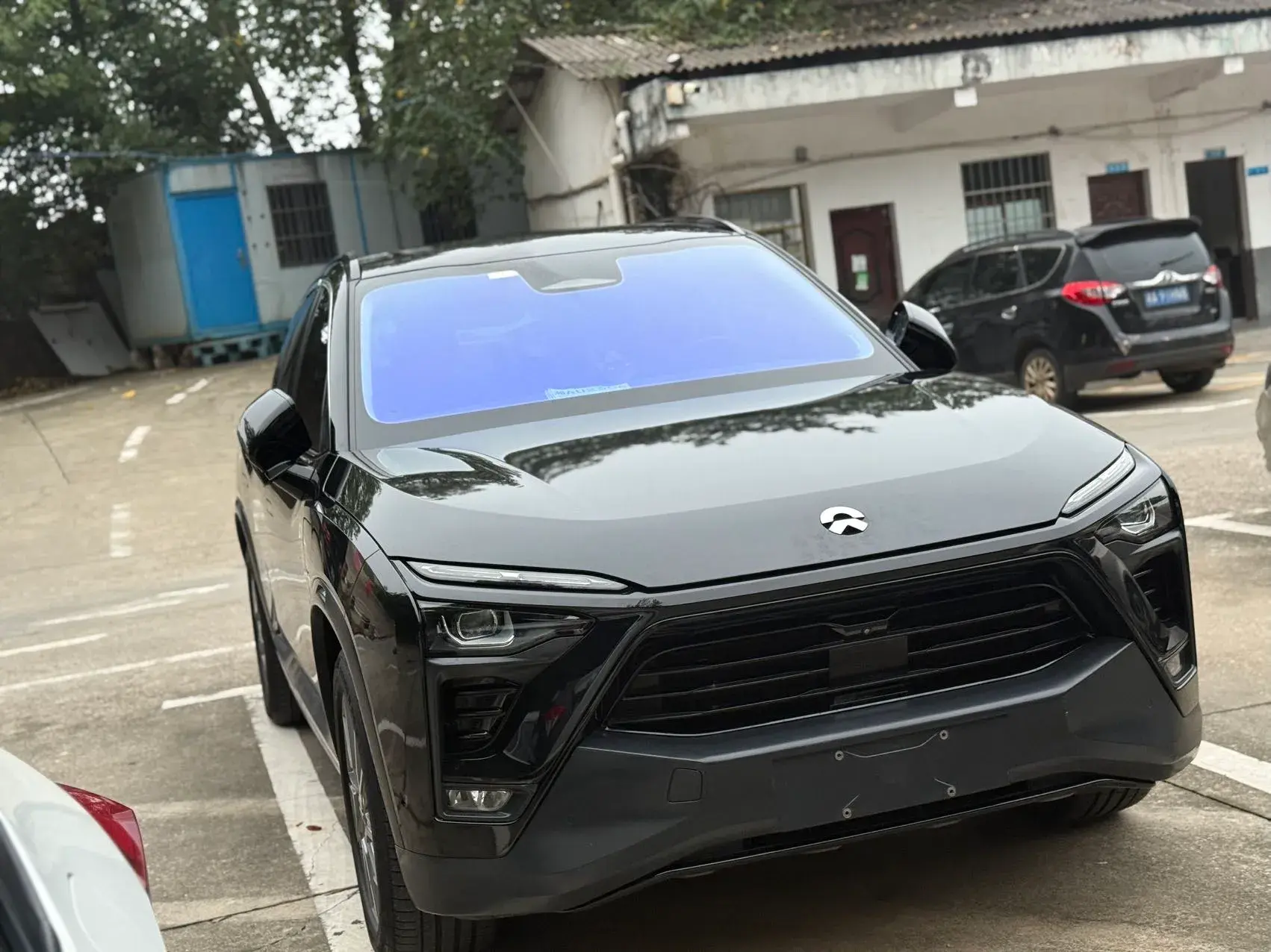 2018 NIO ES8 thumbnail 4