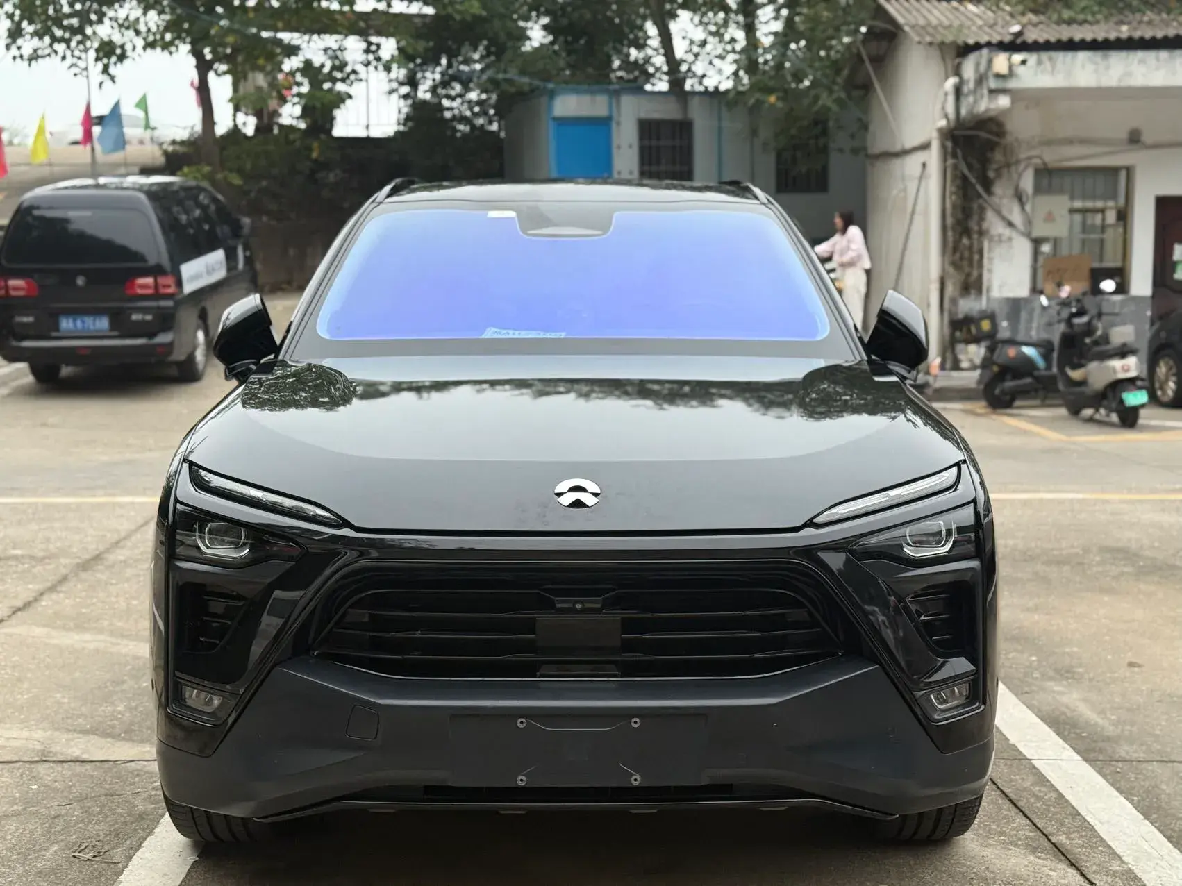 2018 NIO ES8 thumbnail 2