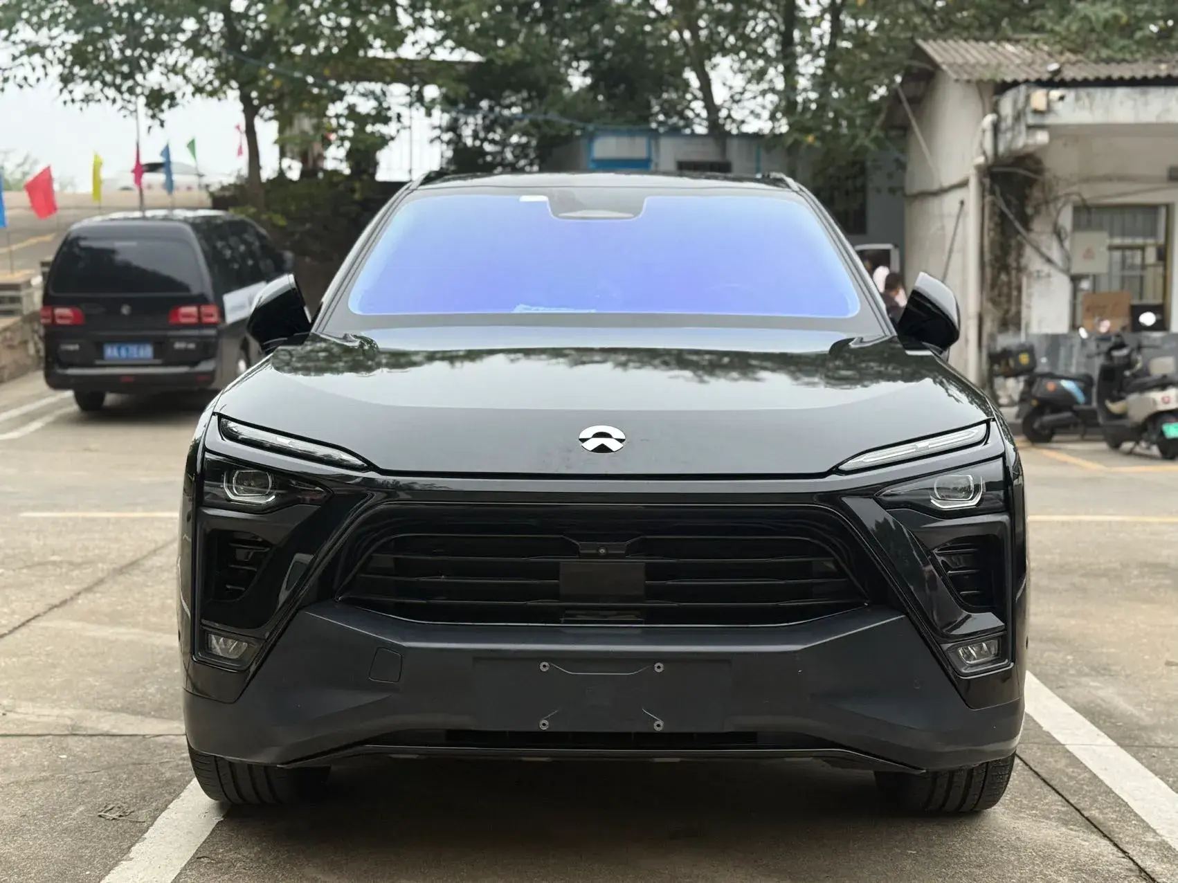 2018 NIO ES8 thumbnail 3