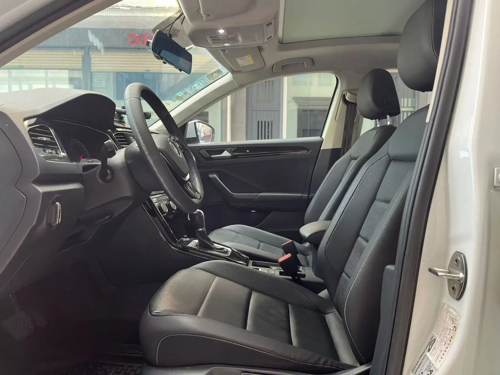 2018 VOLKSWAGEN T-ROC thumbnail 4