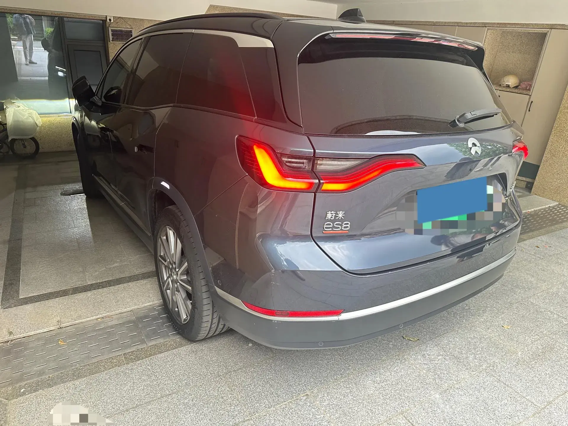 2020 NIO ES8 thumbnail 4