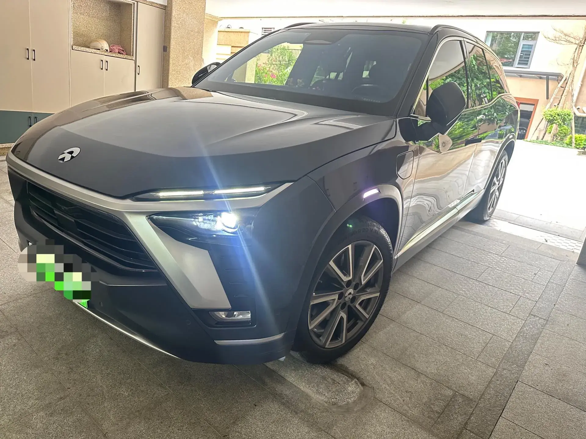2020 NIO ES8 view 1