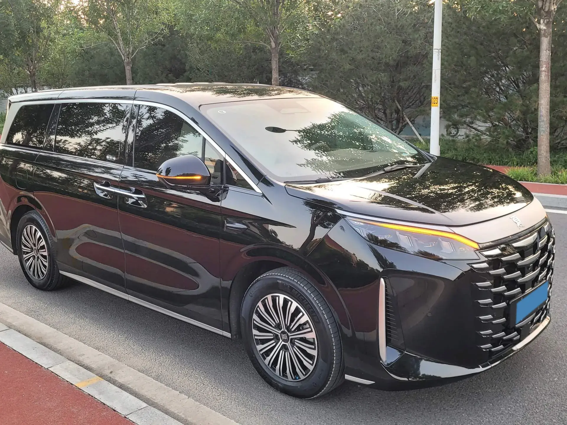 2025 BYD XIA thumbnail 3