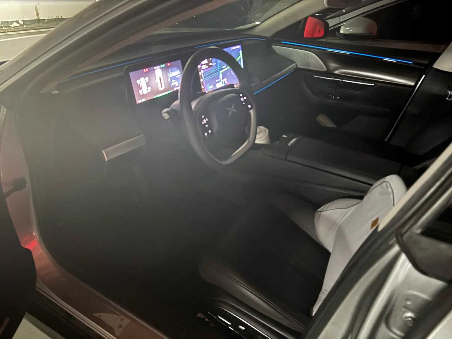 2022 XPENG P7 thumbnail 3