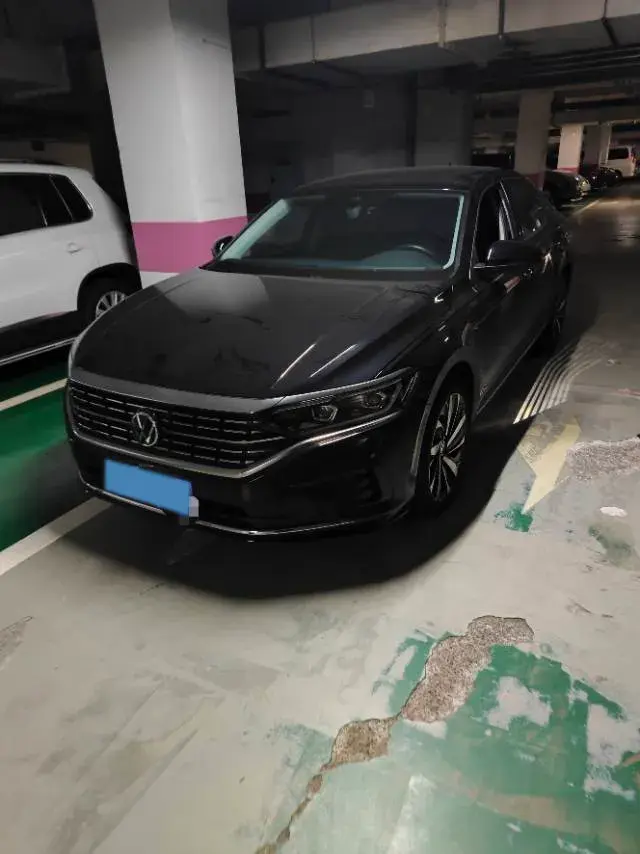 2021 VOLKSWAGEN PASSAT view 1