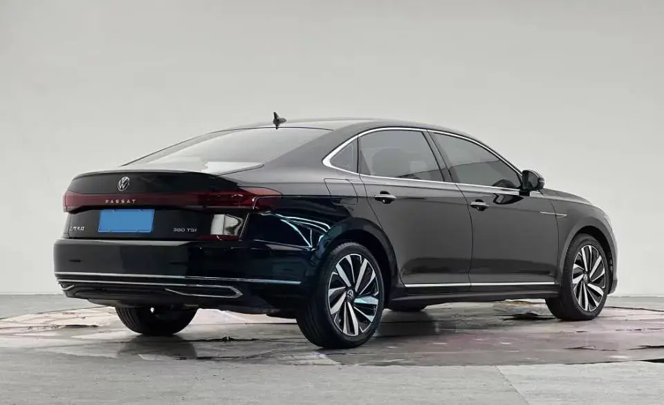 2023 VOLKSWAGEN PASSAT thumbnail 2