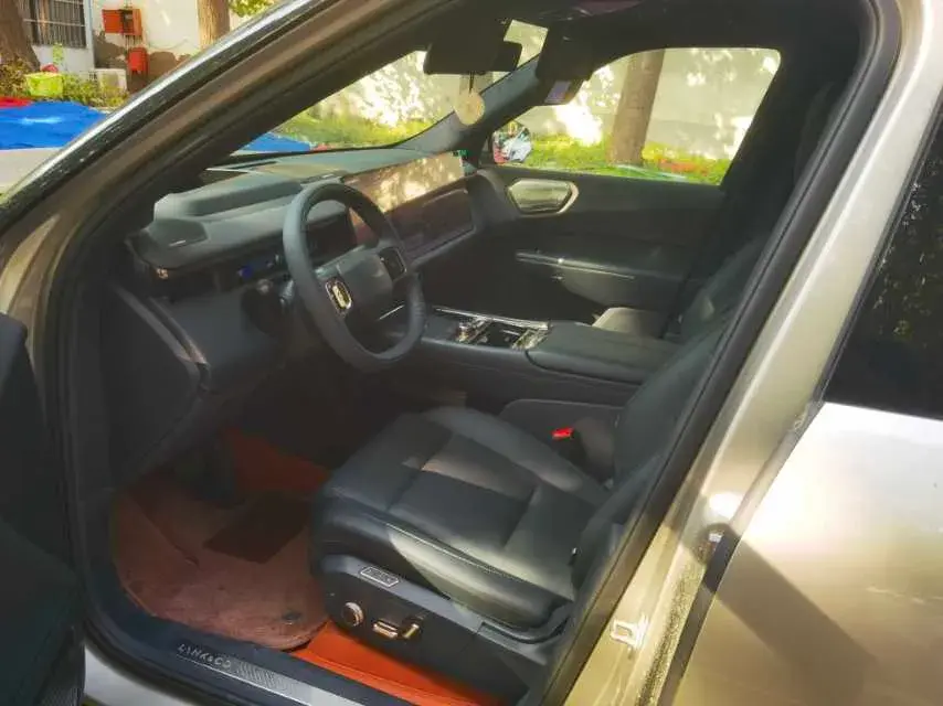 2025 LYNK&CO 900 thumbnail 3