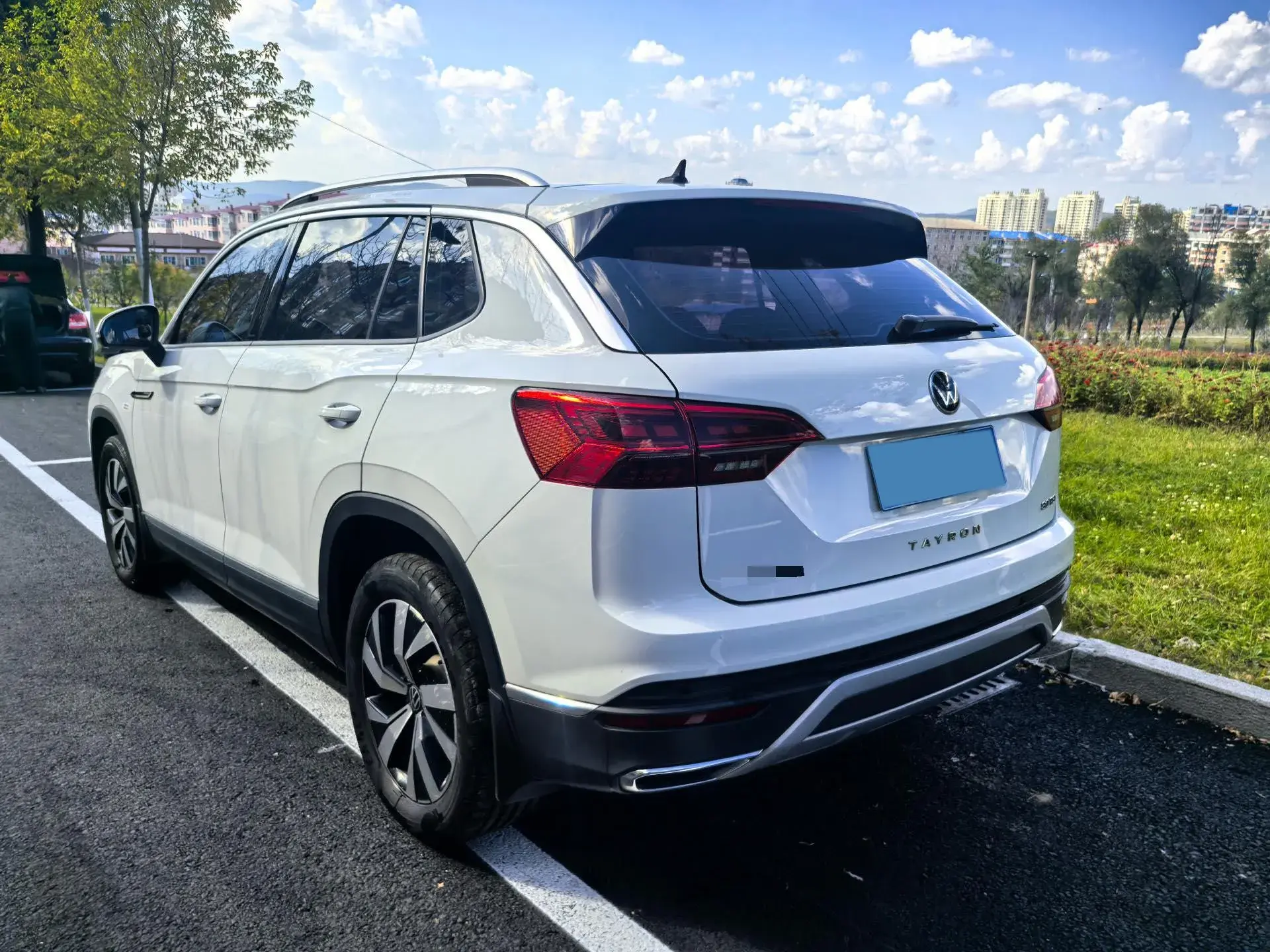 2022 VOLKSWAGEN TAYRON thumbnail 4