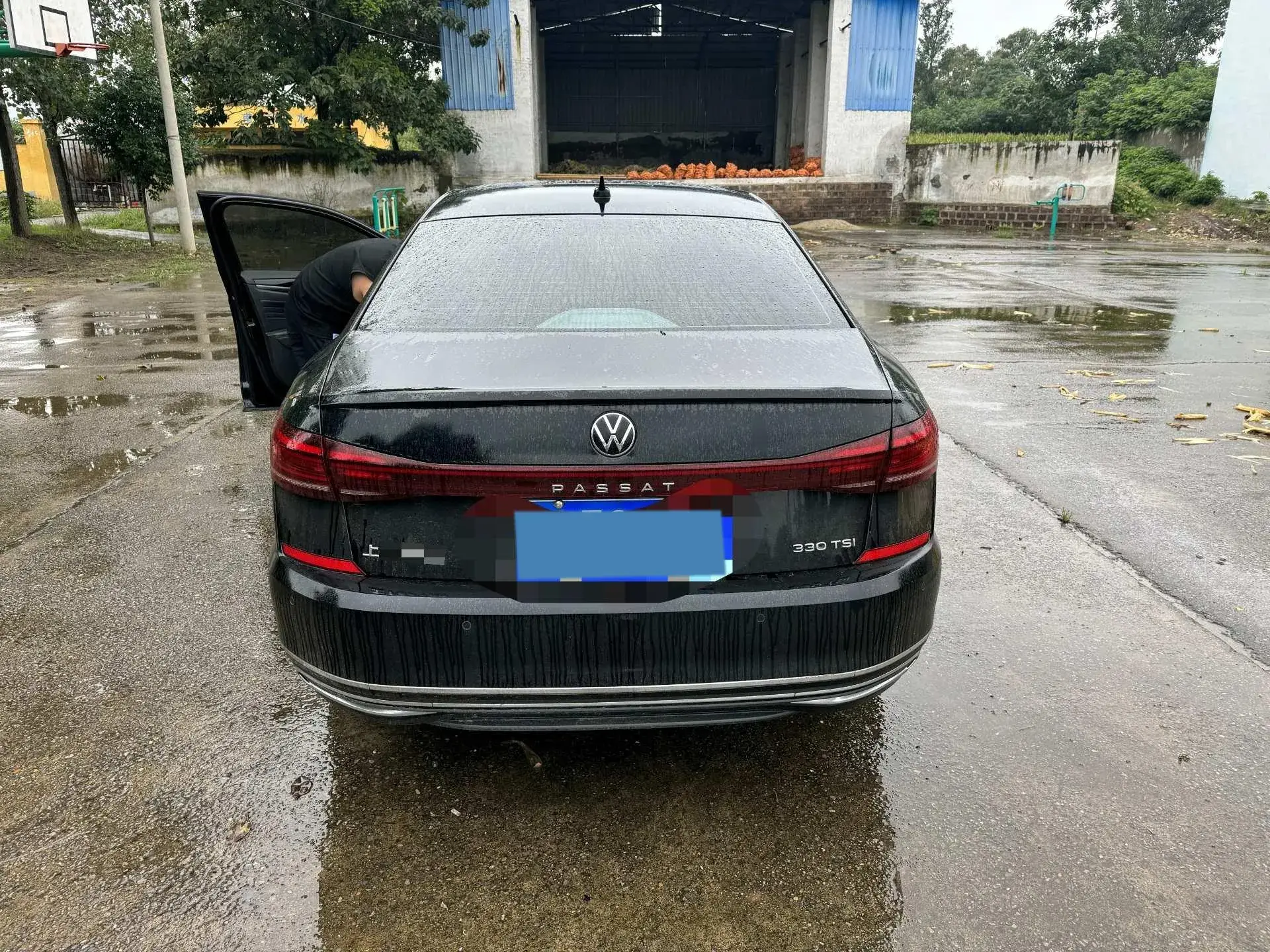 2023 VOLKSWAGEN PASSAT thumbnail 2