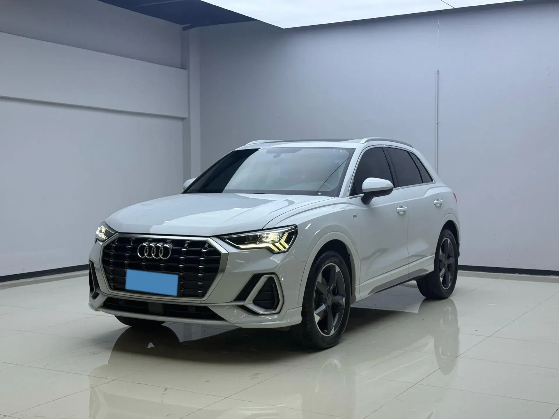 2019 AUDI Q3 view 1