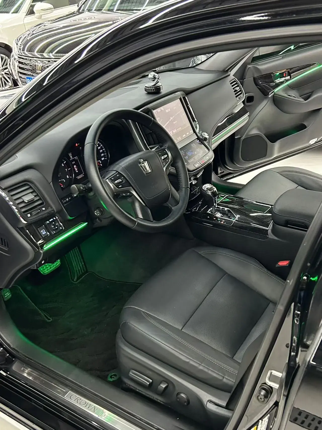 2018 TOYOTA CROWN thumbnail 2