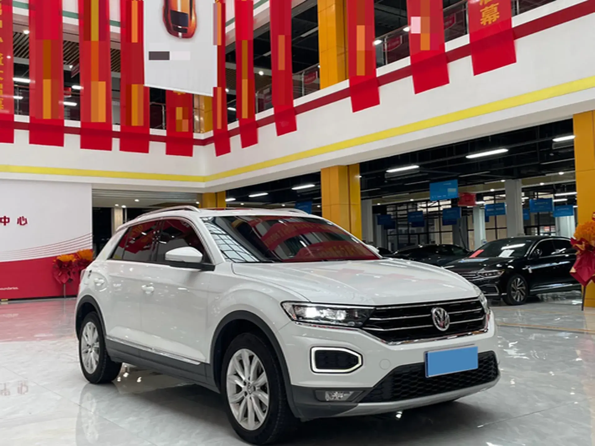 2019 VOLKSWAGEN T-ROC thumbnail 3