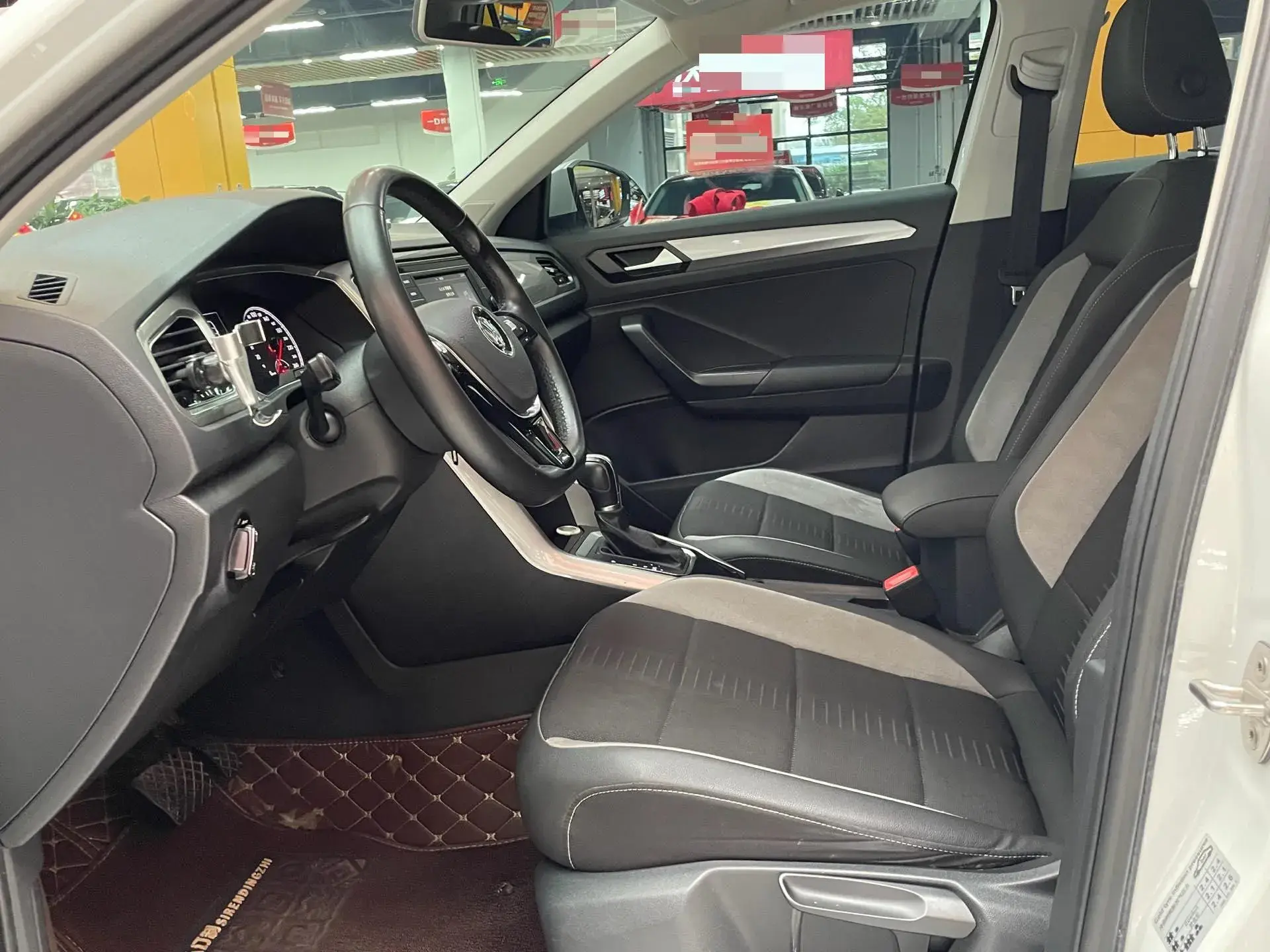 2019 VOLKSWAGEN T-ROC thumbnail 4