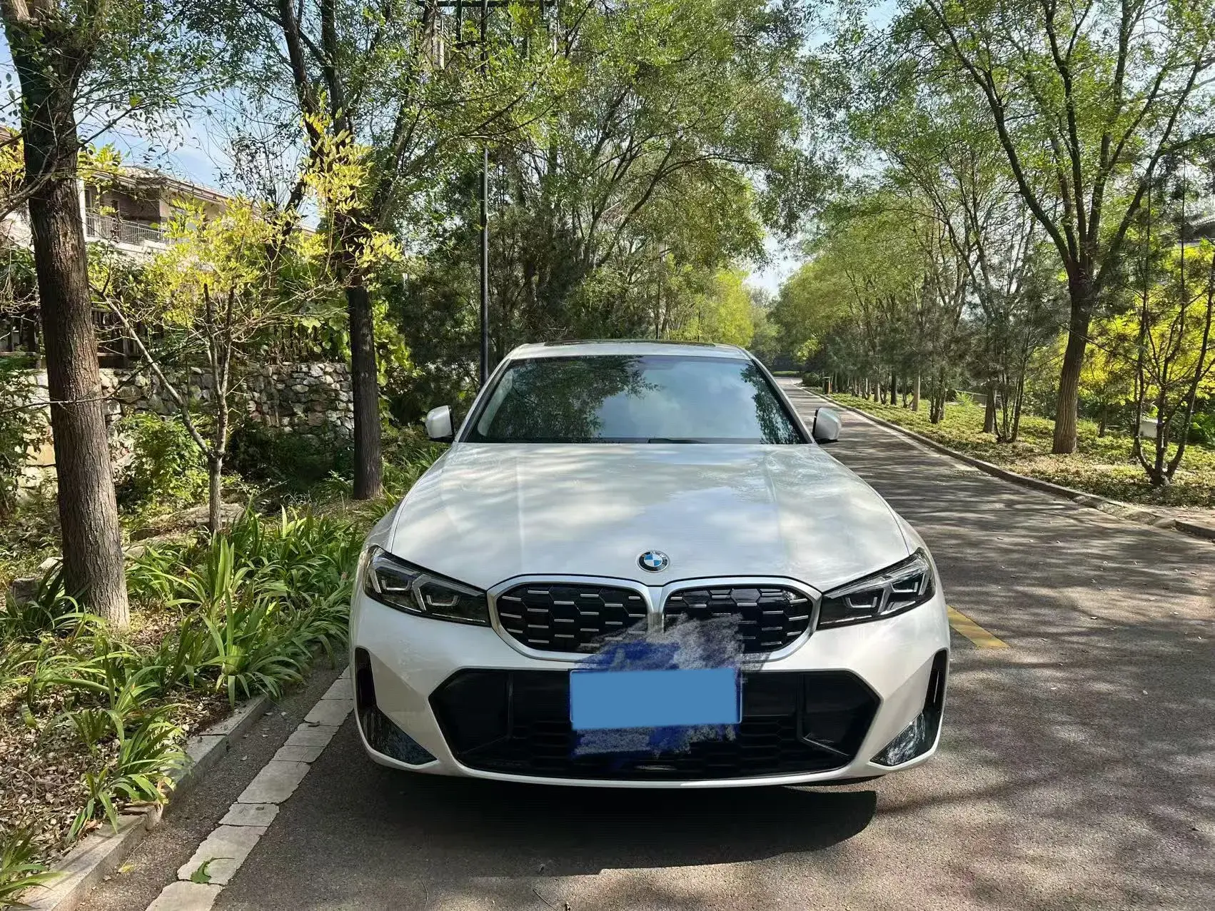 2025 BMW 3 thumbnail 2