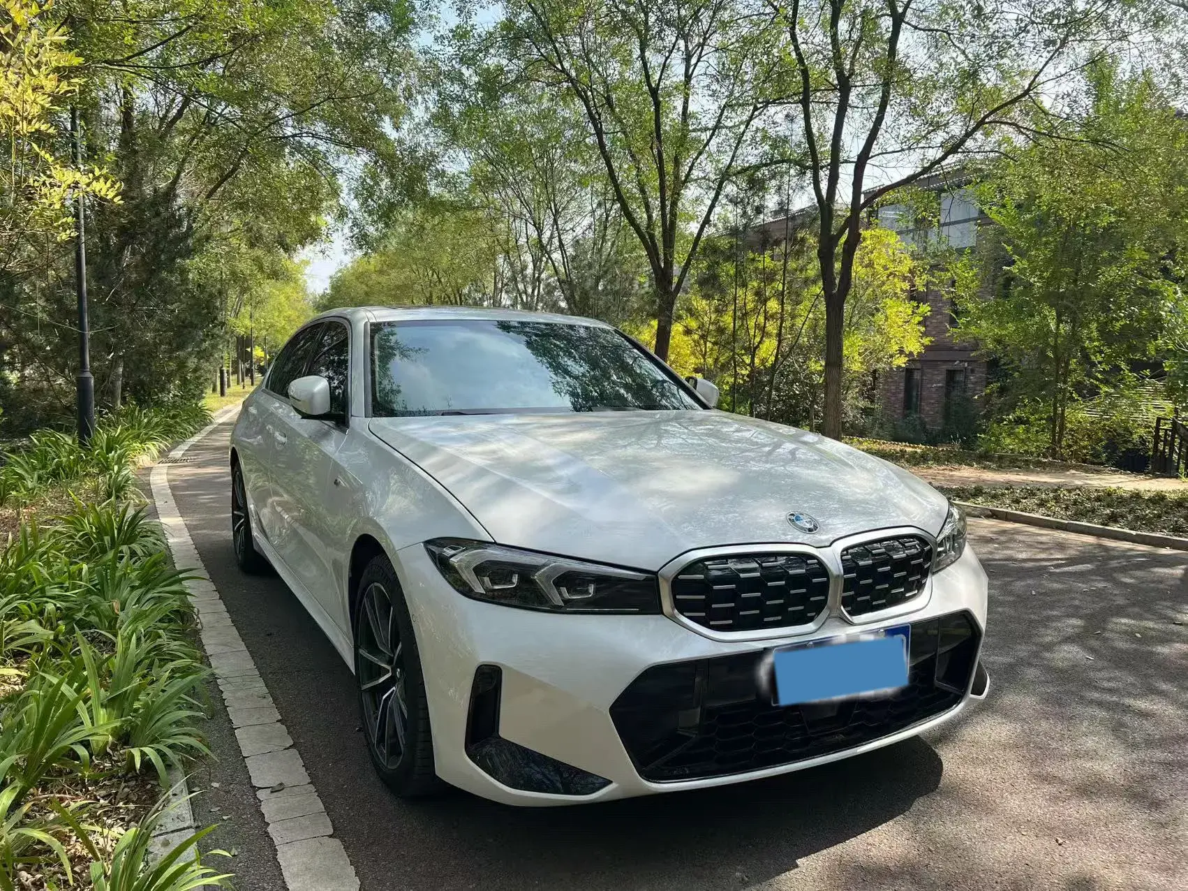 2025 BMW 3 thumbnail 3