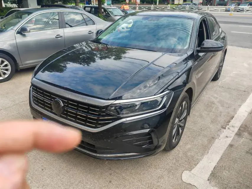 2022 VOLKSWAGEN PASSAT view 1