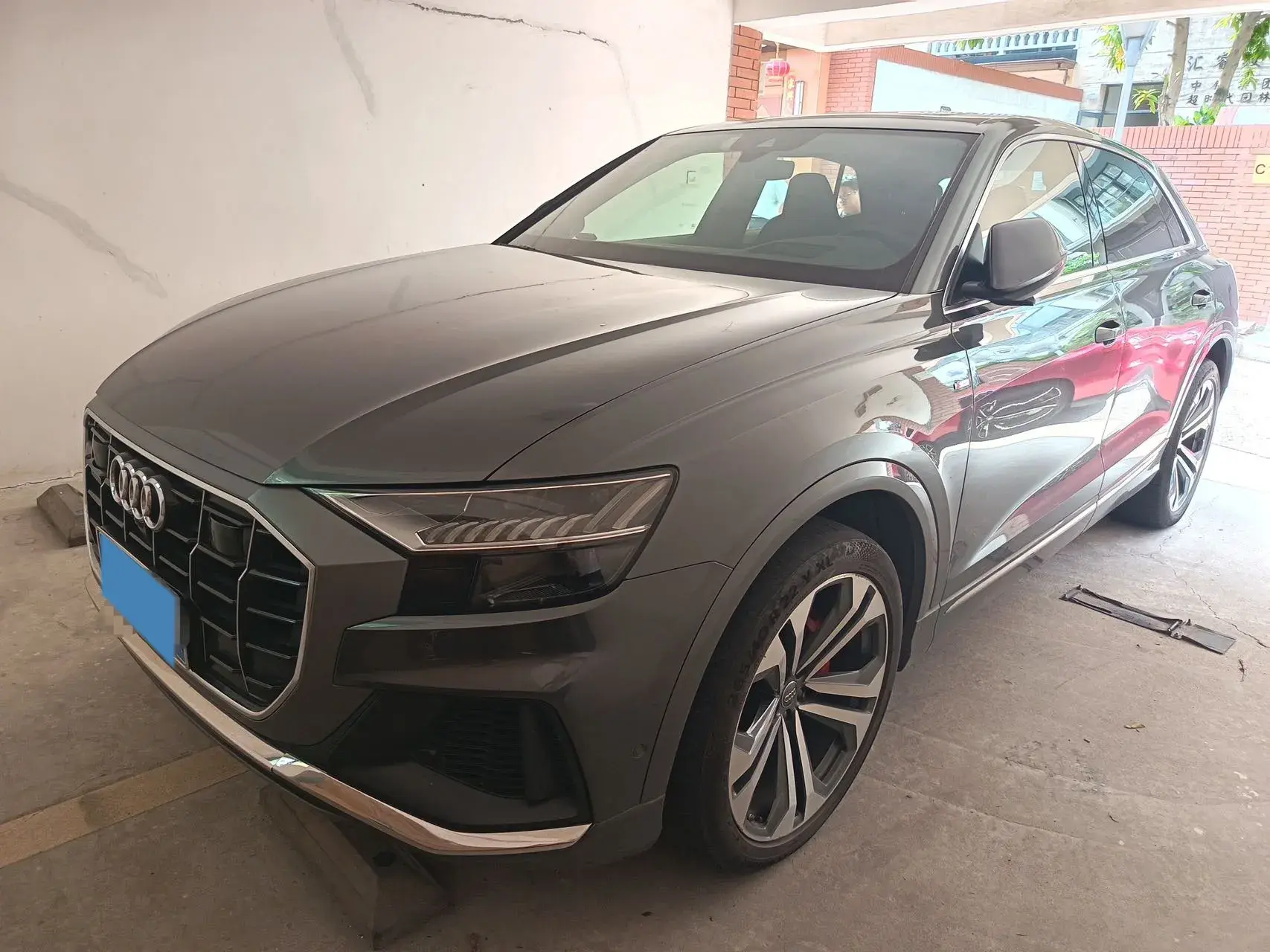 2019 AUDI Q8 view 1