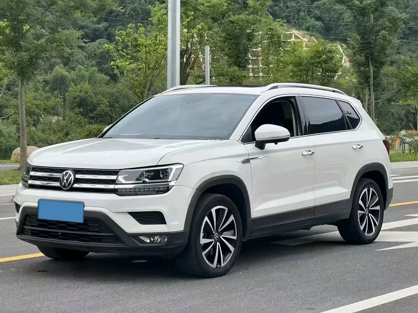 2021 VOLKSWAGEN THARU view 1