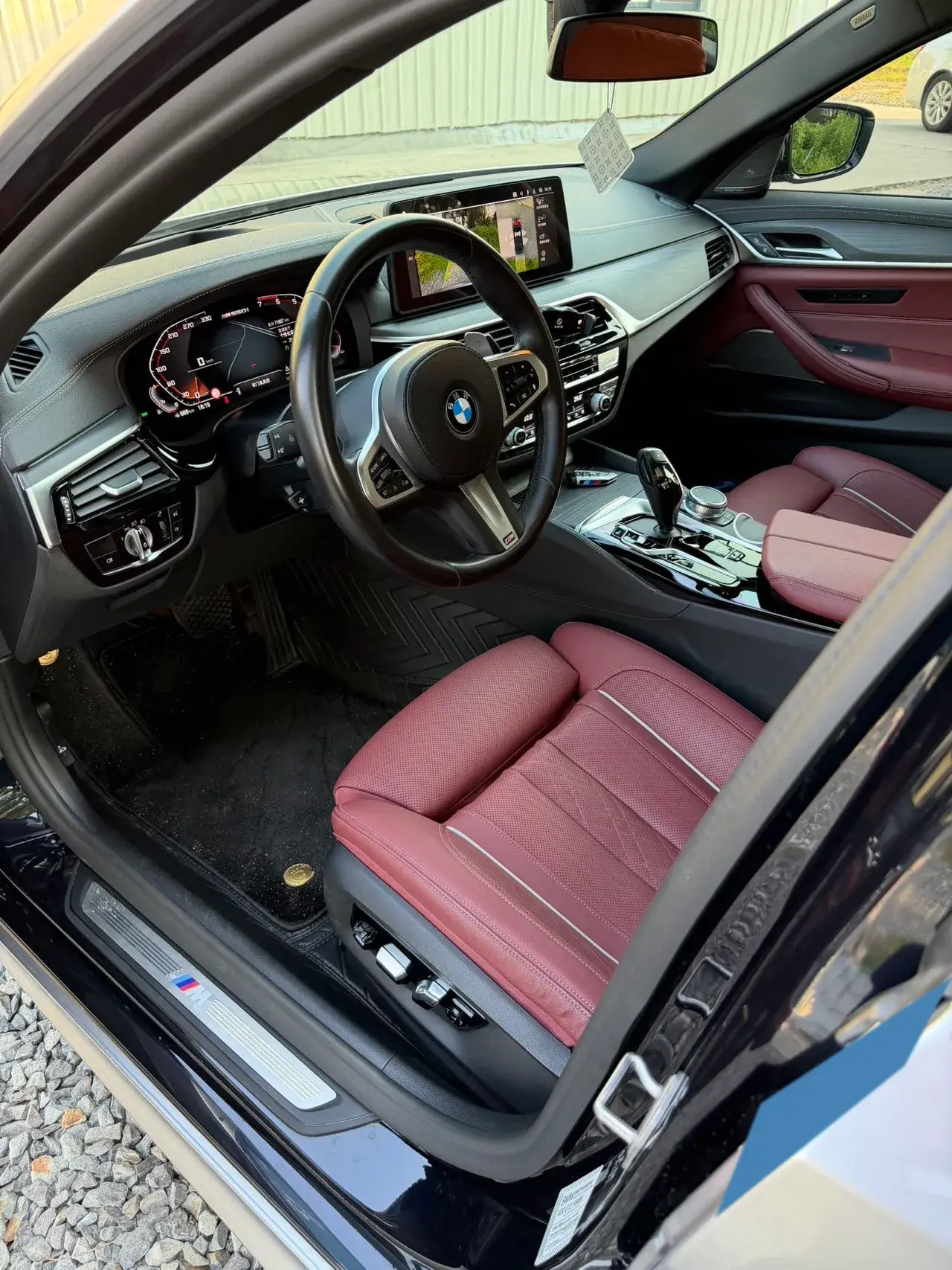 2021 BMW 5 thumbnail 3