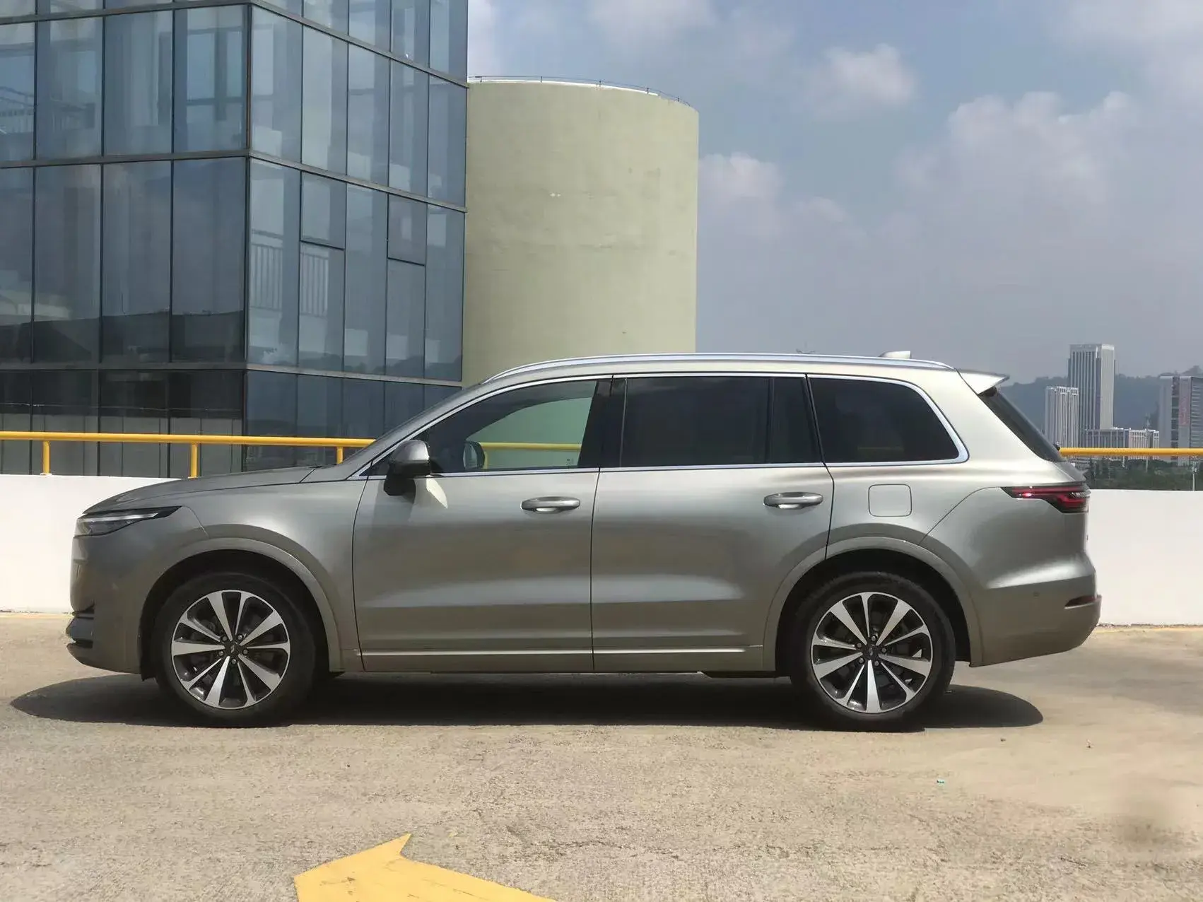 2021 LI ONE thumbnail 3