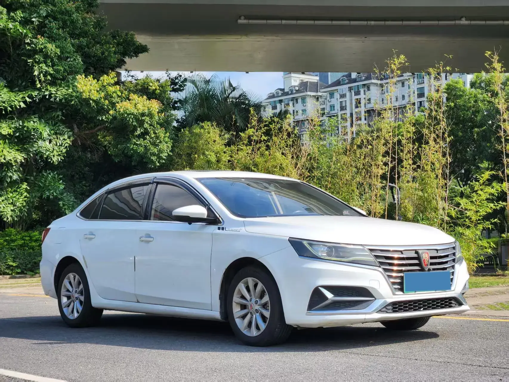 2017 ROEWE I6 thumbnail 3
