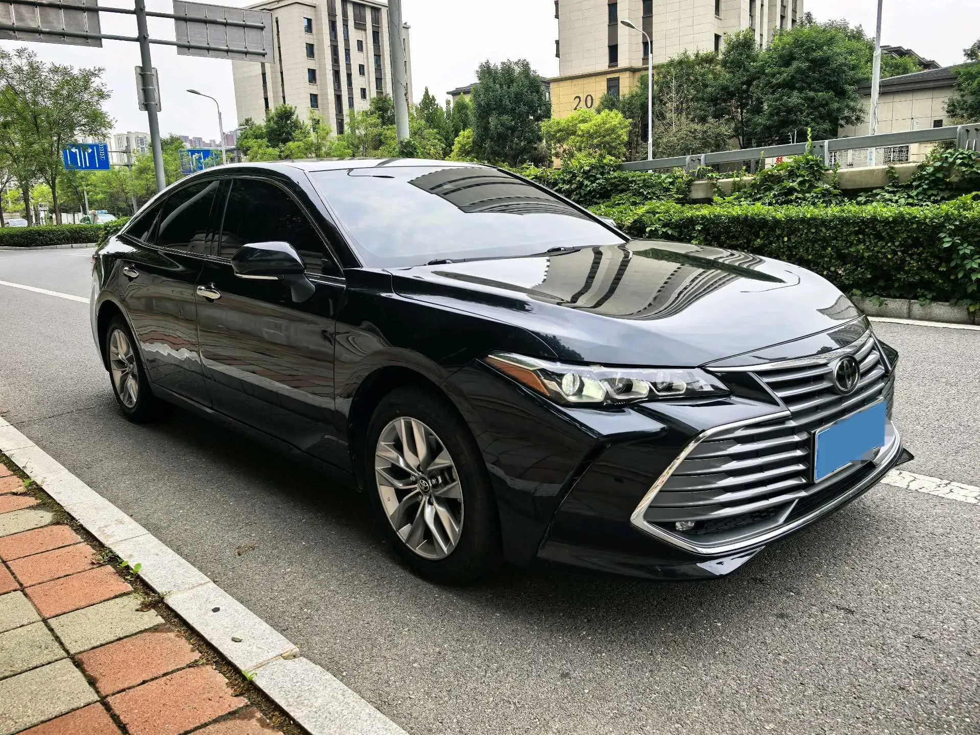 2019 TOYOTA AVALON thumbnail 3