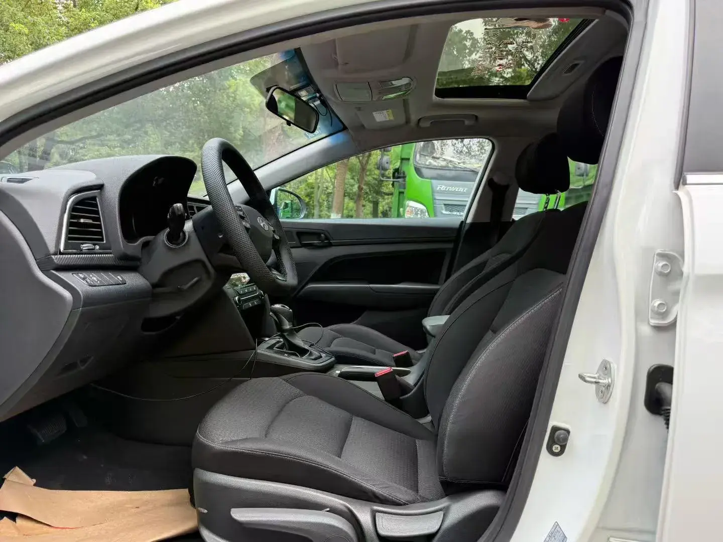 2016 HYUNDAI ELANTRA thumbnail 4