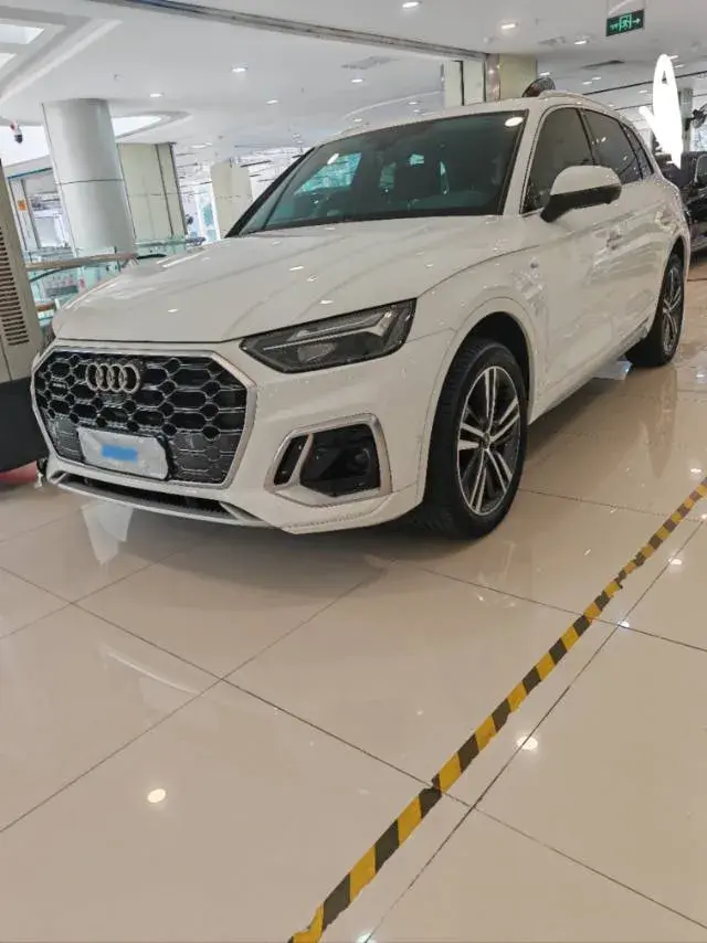 2022 AUDI Q5L view 1