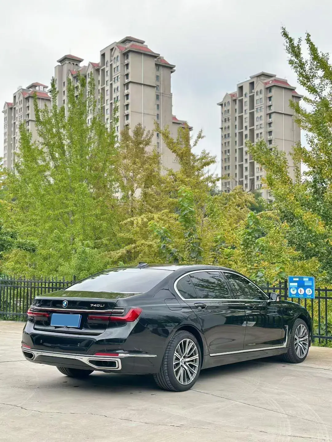 2021 BMW 7 thumbnail 4