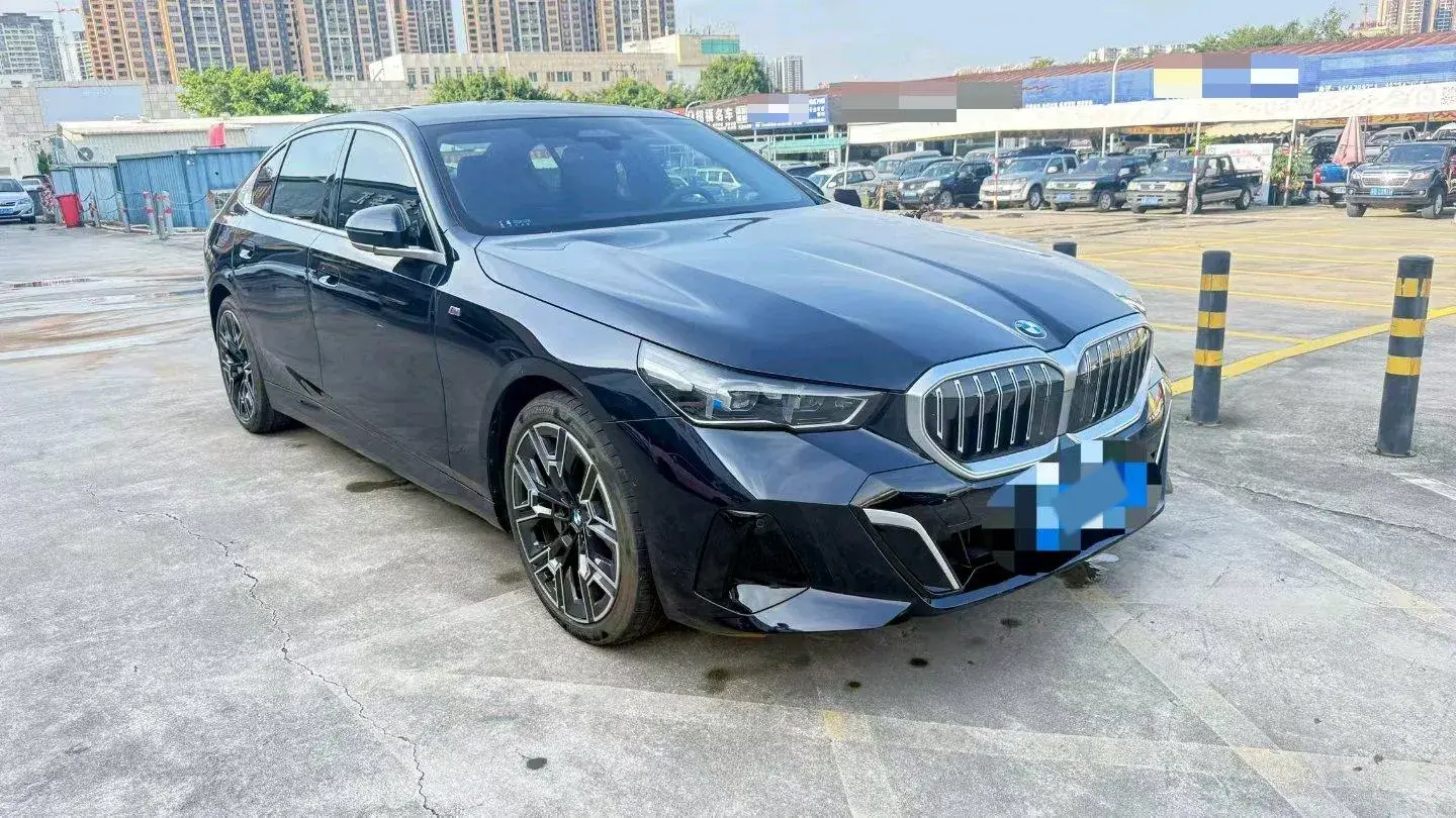 2024 BMW 5 thumbnail 2