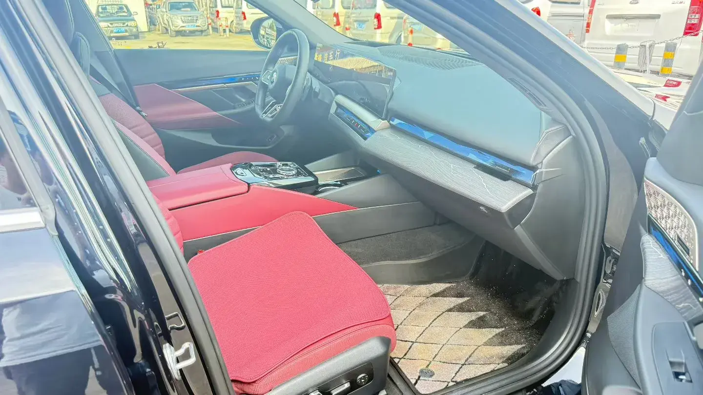 2024 BMW 5 thumbnail 4