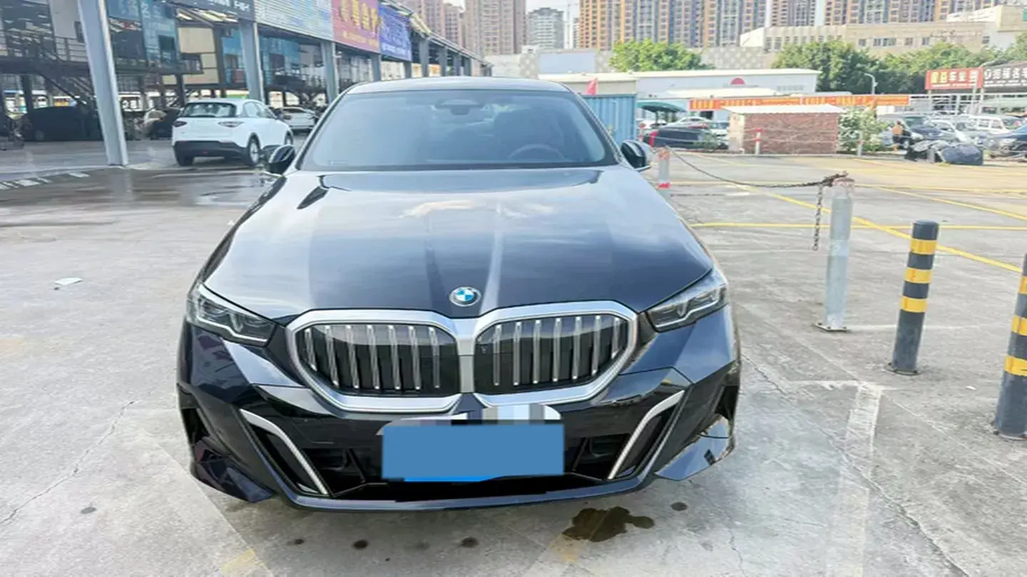 2024 BMW 5 thumbnail 3