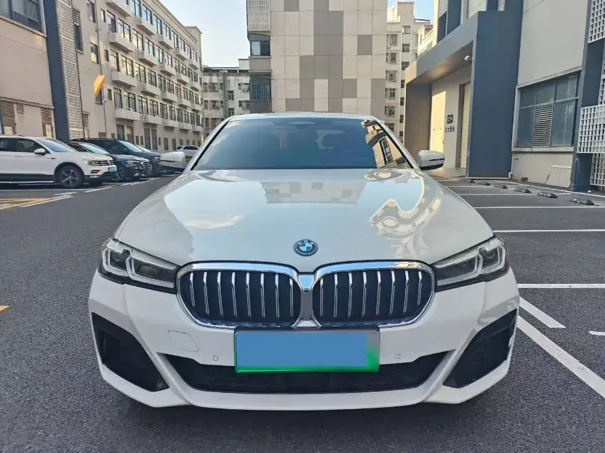 2022 BMW 5 thumbnail 2