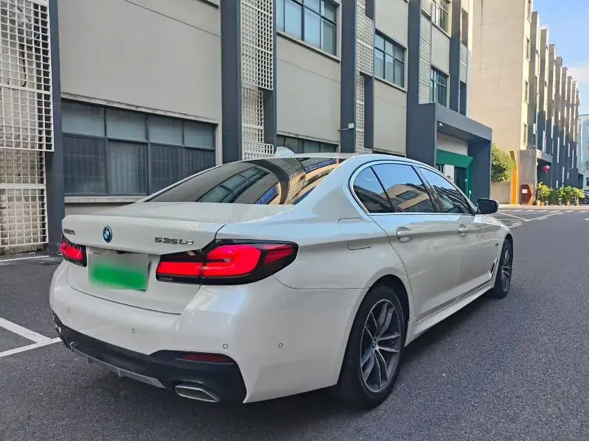 2022 BMW 5 thumbnail 4