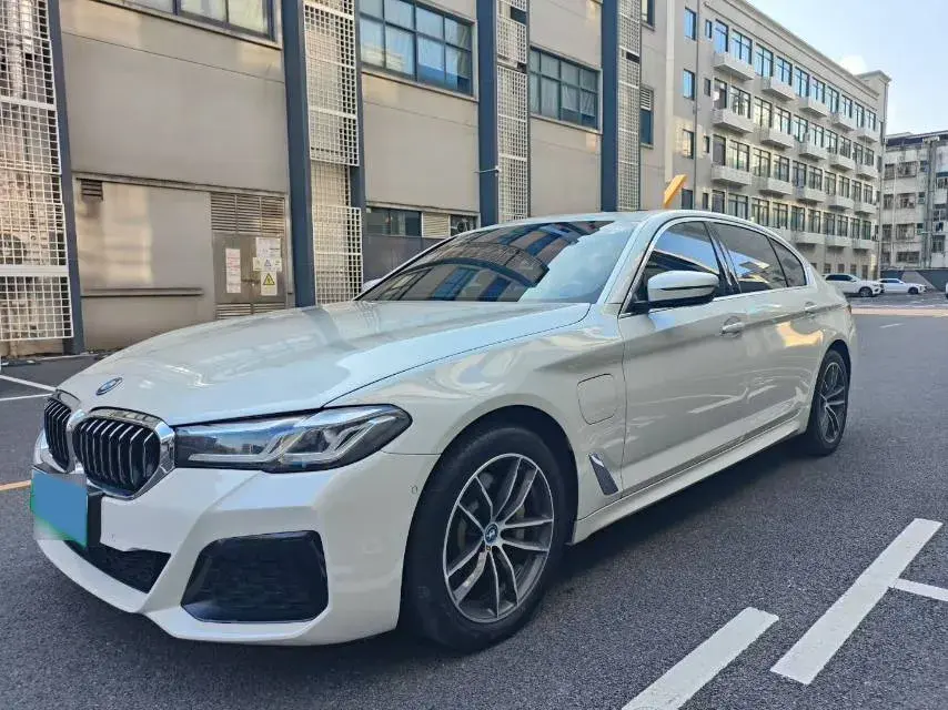 2022 BMW 5 view 1