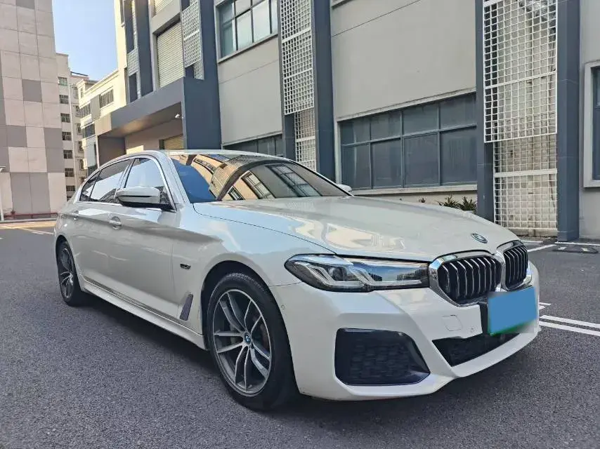 2022 BMW 5 thumbnail 3