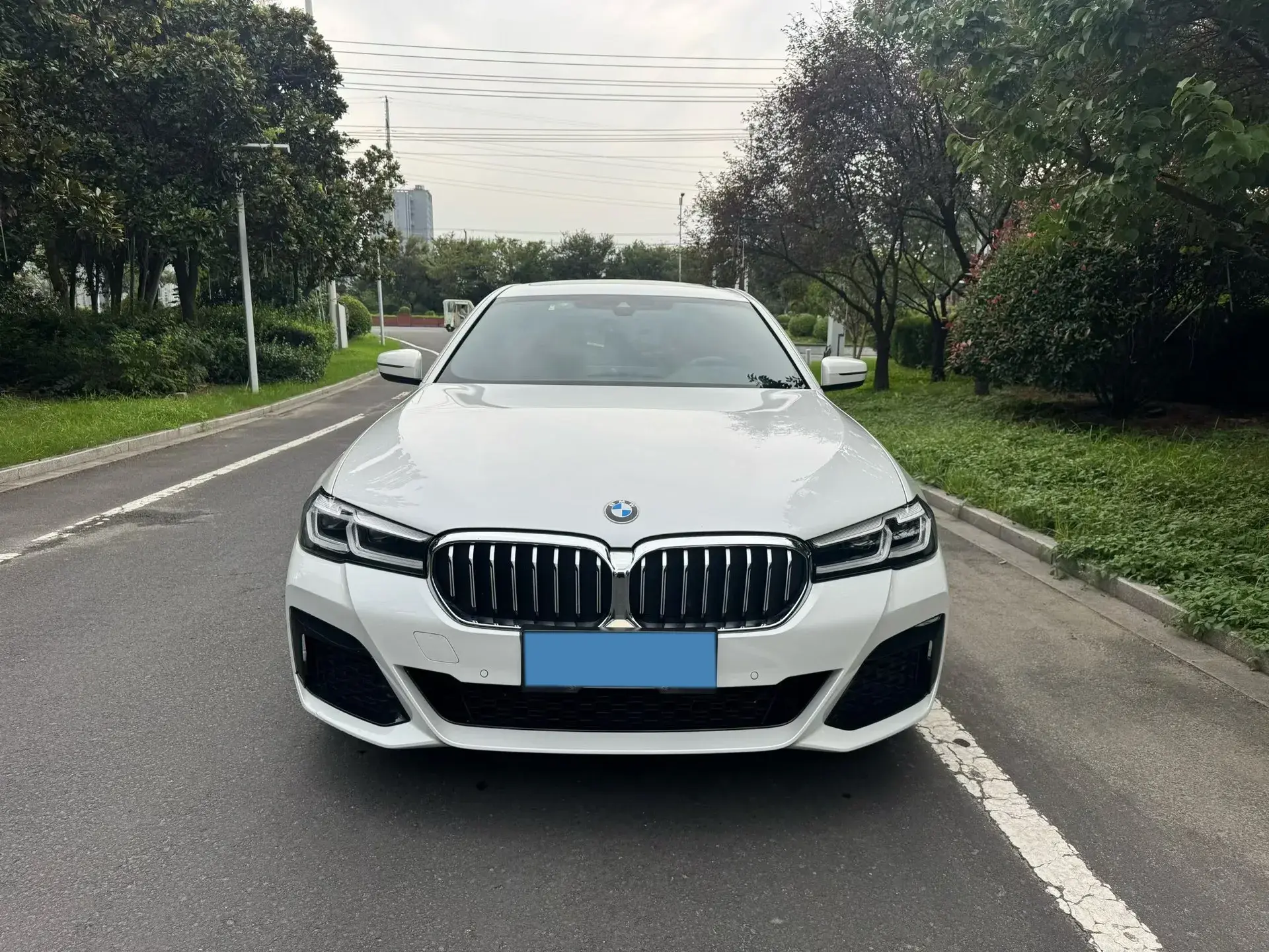 2022 BMW 5 thumbnail 2