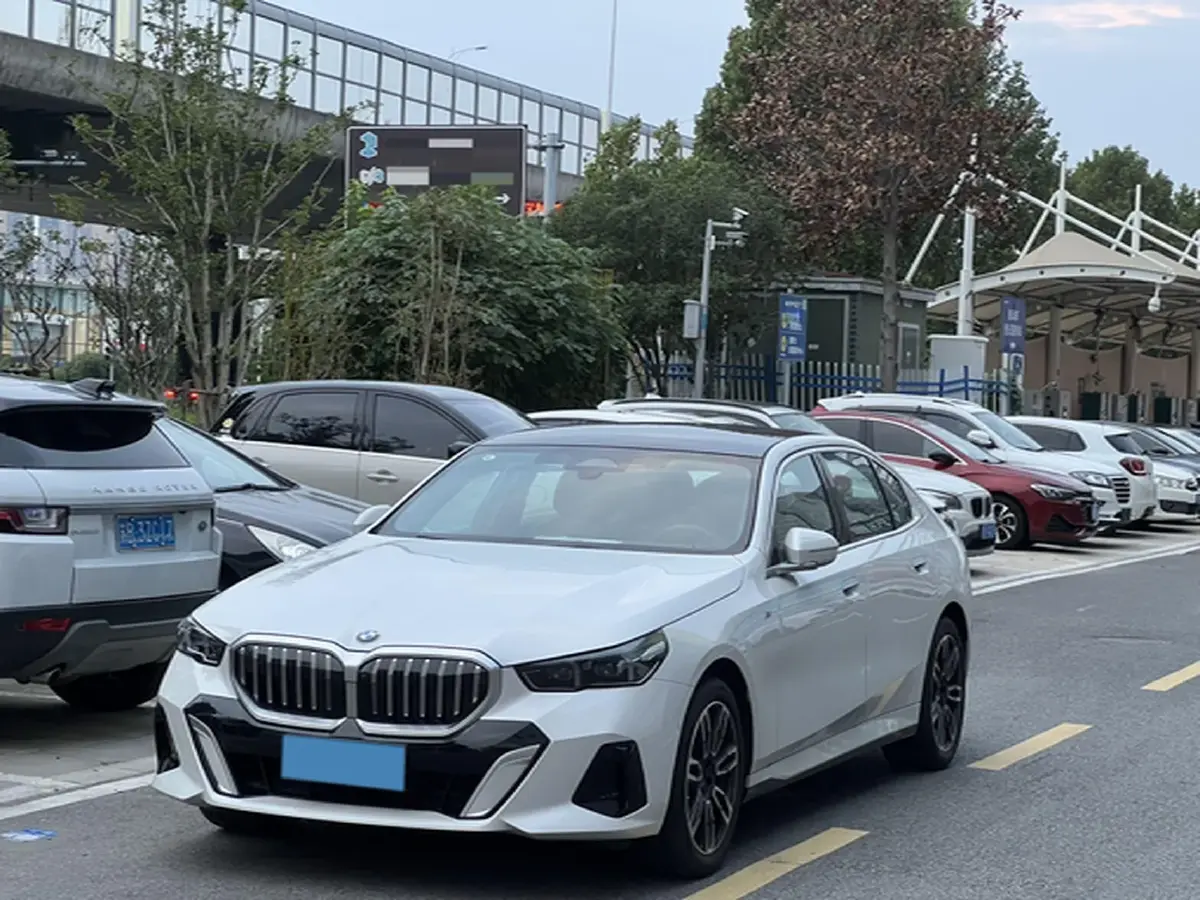 2024 BMW 5 Series 2.0T 258HP L4 8AT