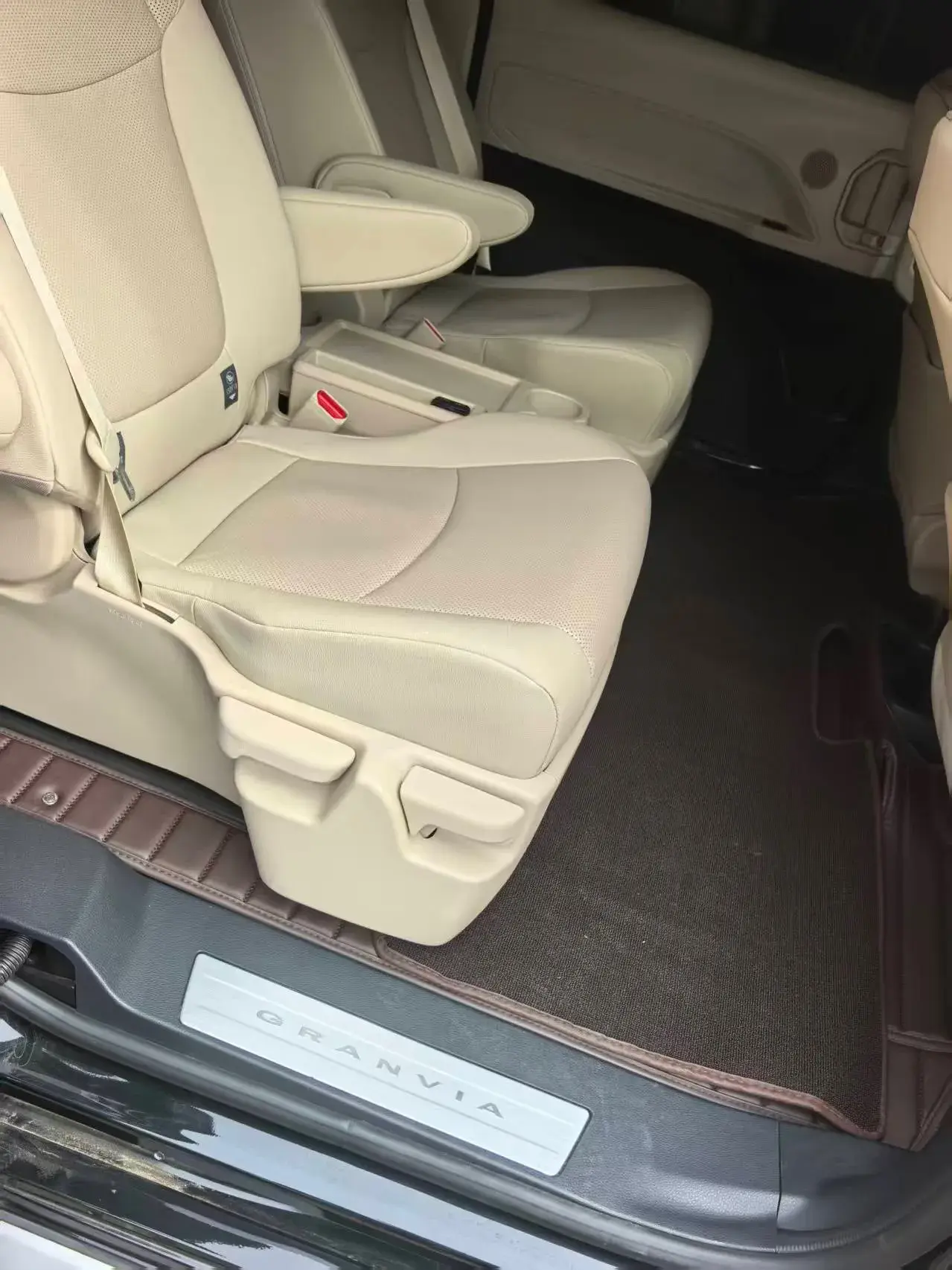 2023 TOYOTA GRANVIA thumbnail 3