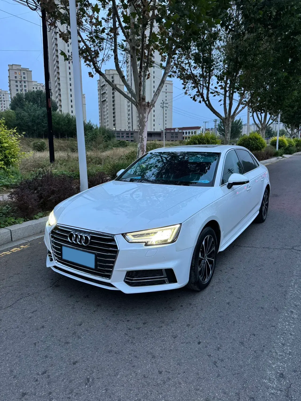 2019 AUDI A4L view 1