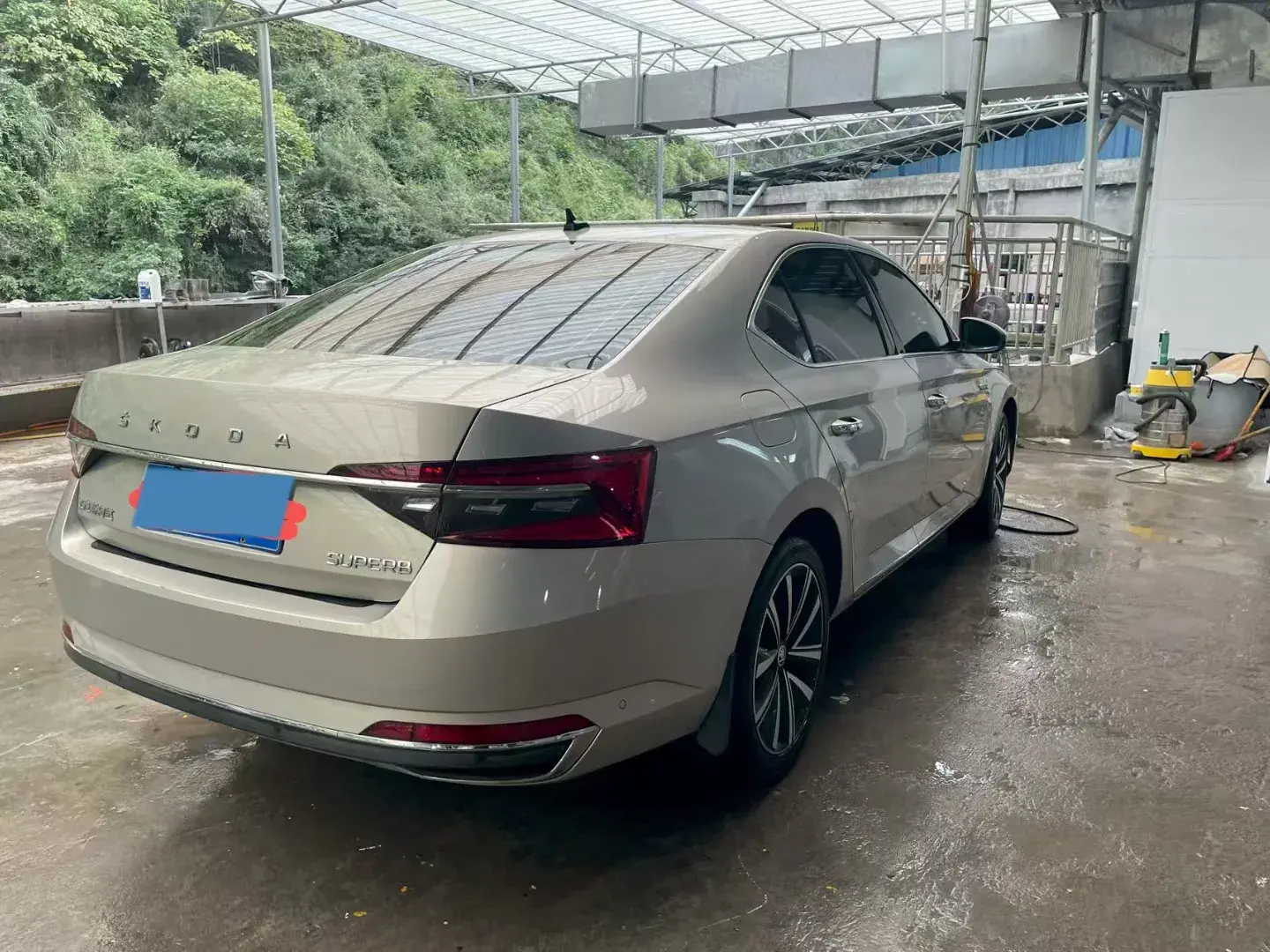 2023 SKODA SUPERB thumbnail 3